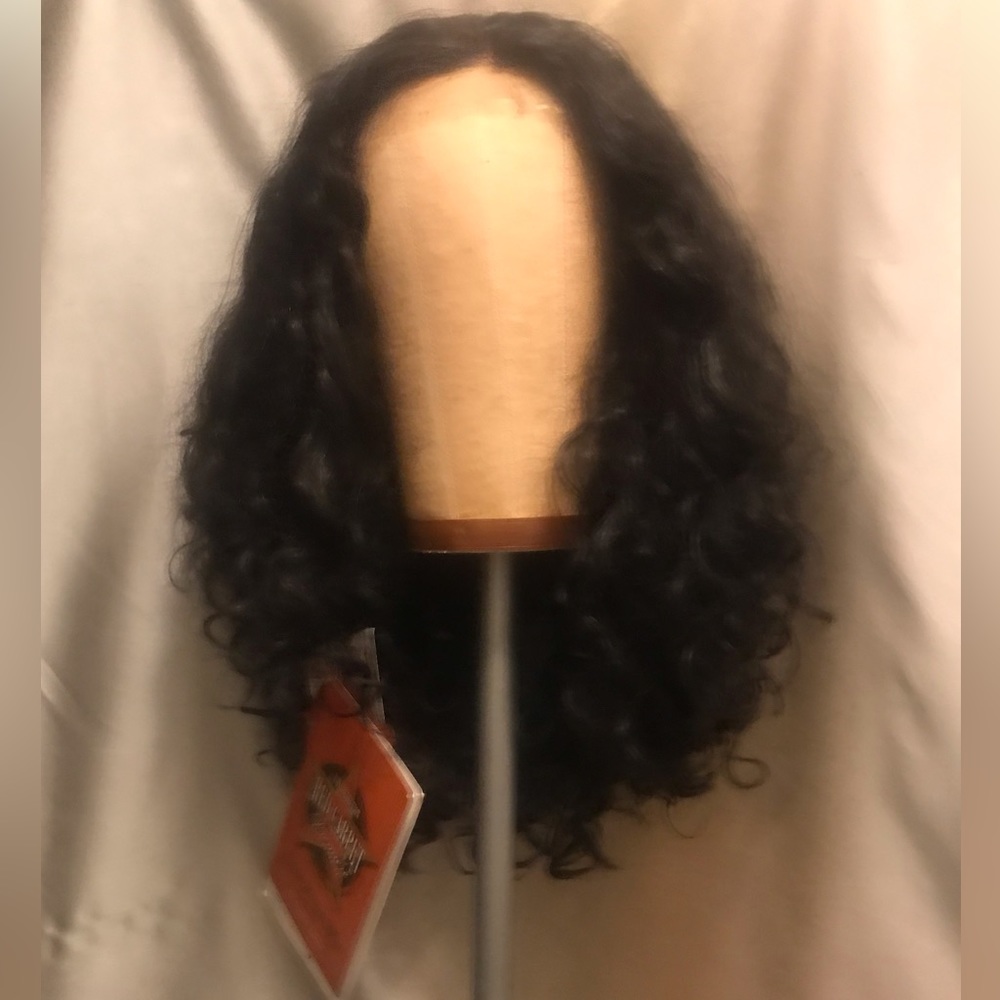 Isis Collection Red Carpet Premier”Vivian”Curly Lace Front Synthetic Wig ( NWT )
